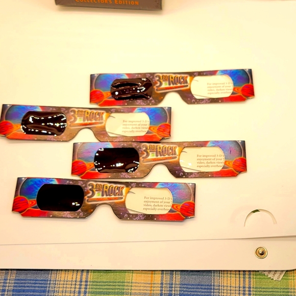 3rd Rock From the Sun VHS tape + 4 sets of 3D Glasses!  Mail away Premium! - Picture 3 of 4